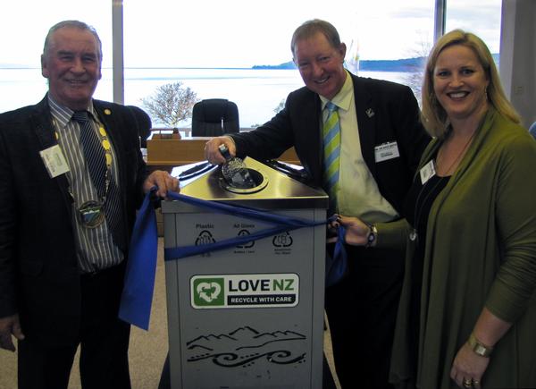 Taup&#333; Mayor Rick Cooper, Environment Minister Dr Nick Smith, and Taup&#333; MP Louise Upston